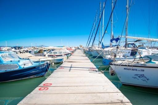 Апартаменты Lavish & Spacious With Stunning Seaview, 10 Min Ath Airport *